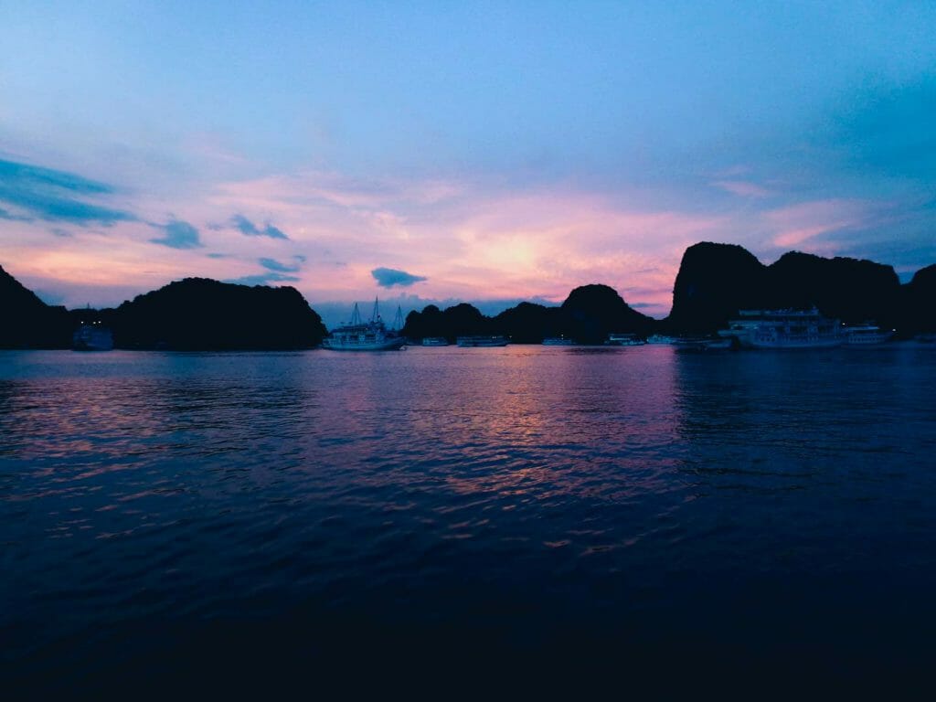 coucher soleil baie halong