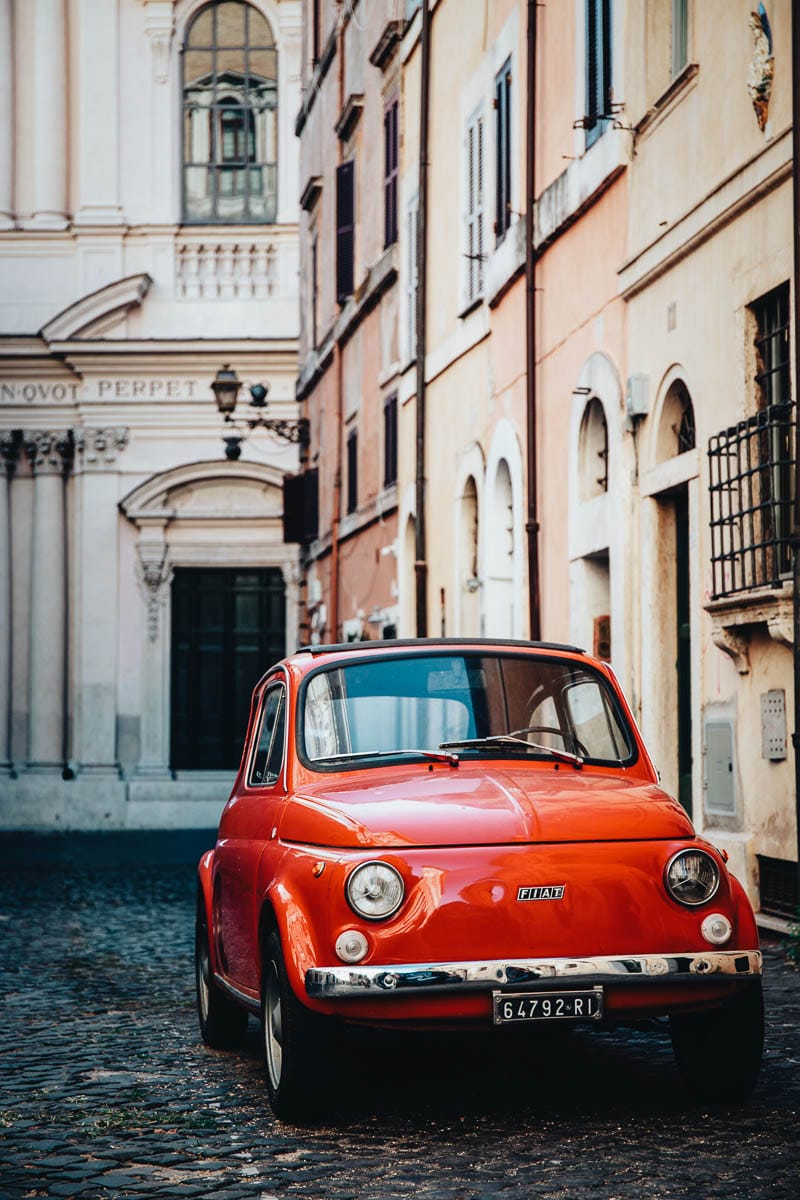 Fiat 500 rouge dans le quartier historique de Brindisi