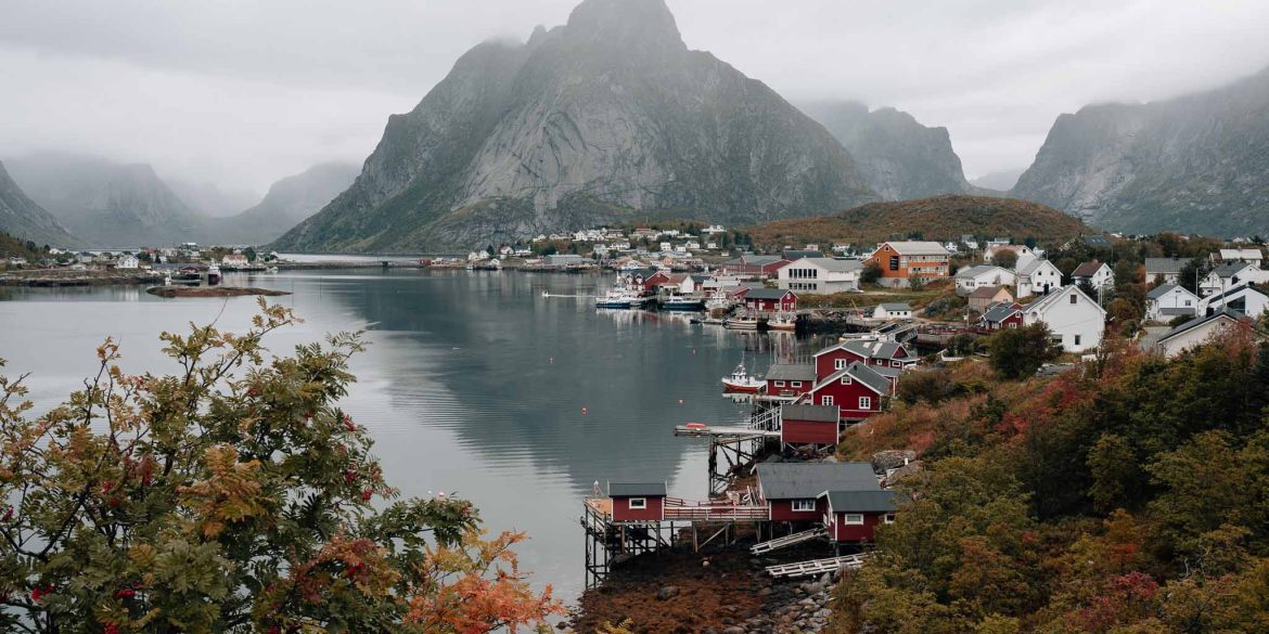 panorama sur Reine et ses rorbu rouge sous la brume