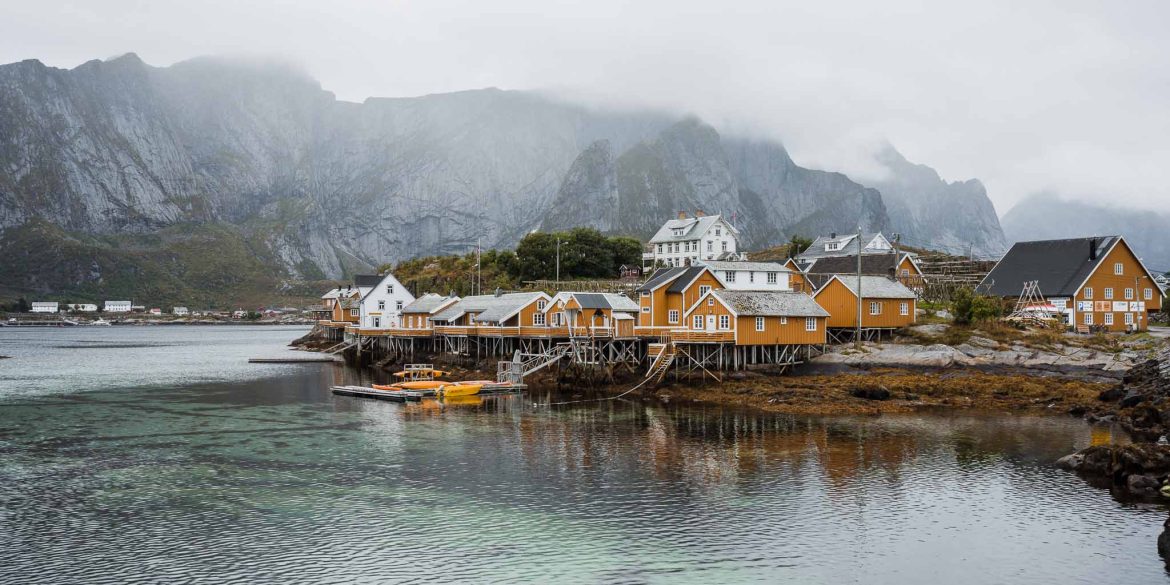 panorama de Sakrisøy et ses maisons de pêcheur jaune Sakrisøy et mer turquoise