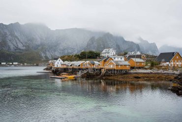 panorama de Sakrisøy et ses maisons de pêcheur jaune Sakrisøy