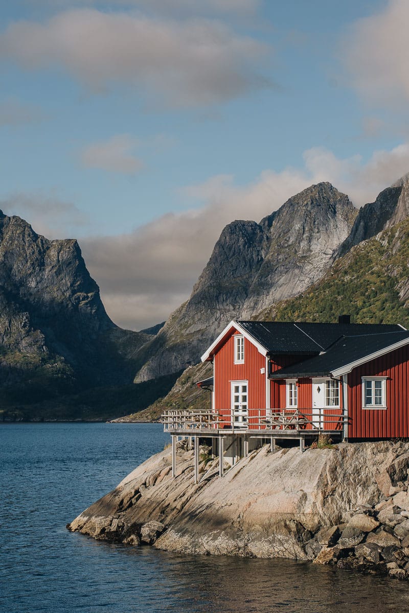 Hébergement rouge avec vue sur fjords Norvège
