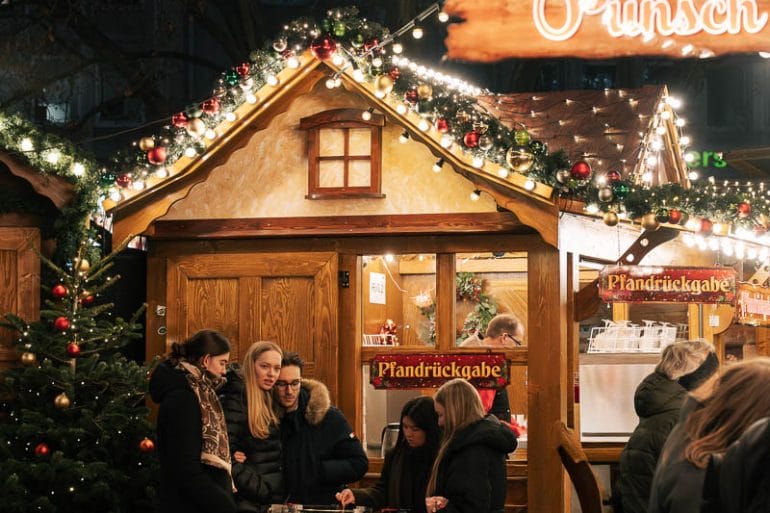 Décorations de Noël artisanales et boules en verre sur un stand à Francfort