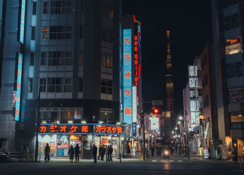 quartier Akakusa la nuit avec les néons