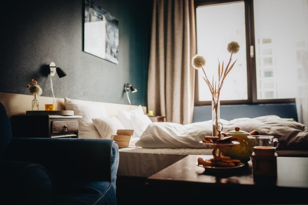 Chambre hotel Oslo cozy avec lit douillet et plateau de the