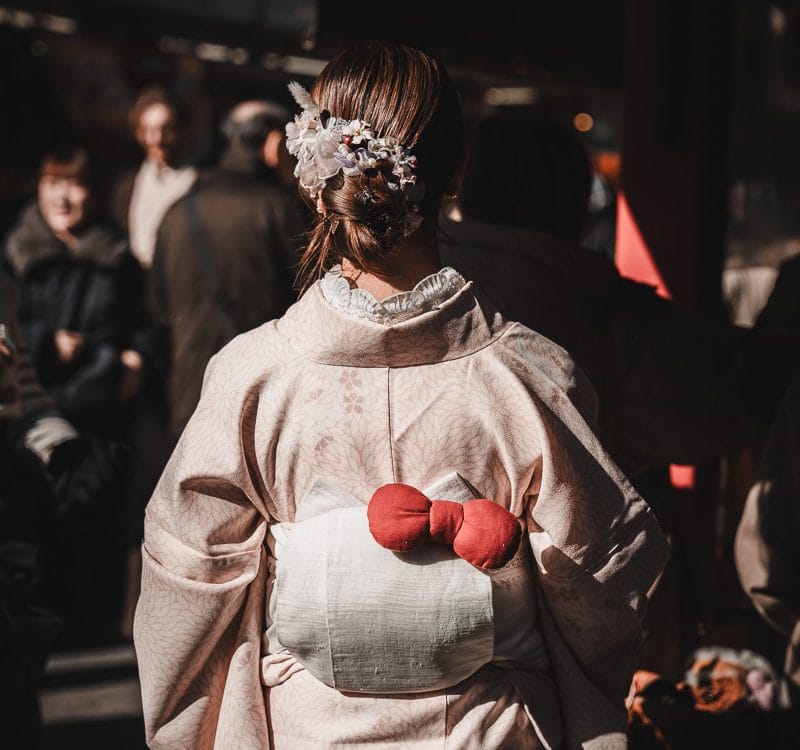 Femme en kimono au temple Senso-ji dans le quartier d'Asakusa à Tokyo