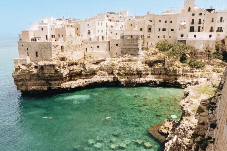 maisons blanches accrochées à la falaise à Polignano a Mare