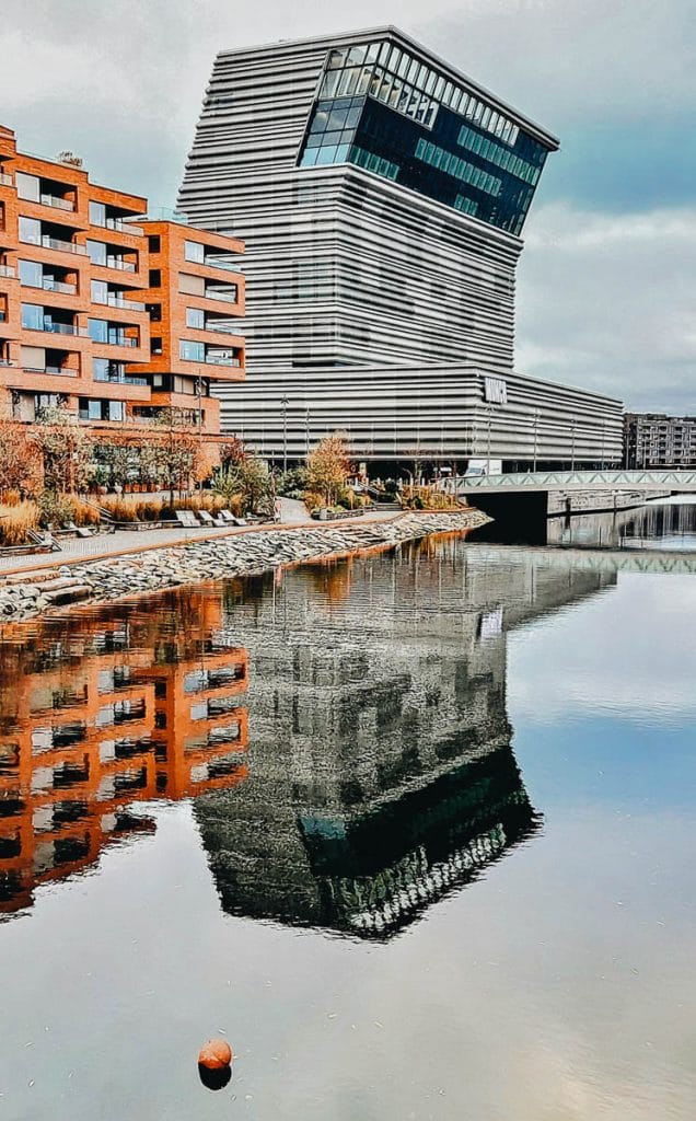 Architecture moderne Musée Munch et son reflet dans l'eau quartier Bjørvika Oslo