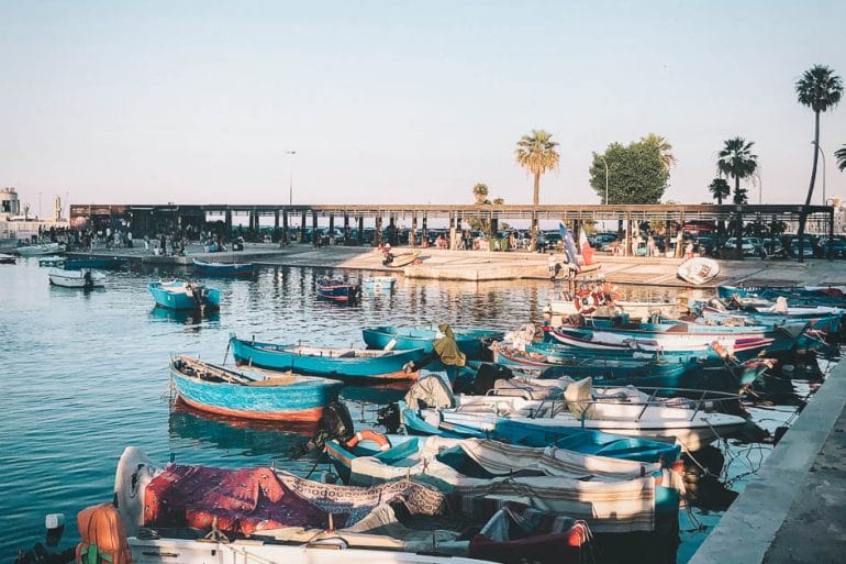 port de Bari au coucher du soleil avec bateaux colorés de pêcheurs
