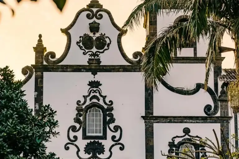 Église baroque au coucher du soleil dans un village de São Miguel aux Açores