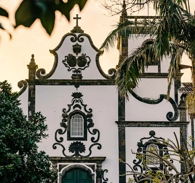 Église baroque au coucher du soleil dans un village de São Miguel aux Açores