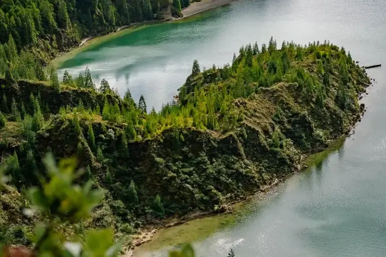 lac de fogo et ses eaux turquoise sur l'île de São Miguel aux Açores