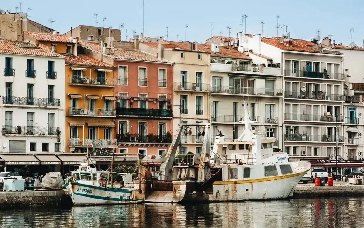 Façades colorées et bateaux de pêche amarrés sur les quais du canal de Sète