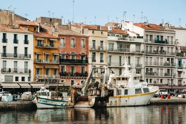 Façades colorées et bateaux de pêche amarrés sur les quais du canal de Sète