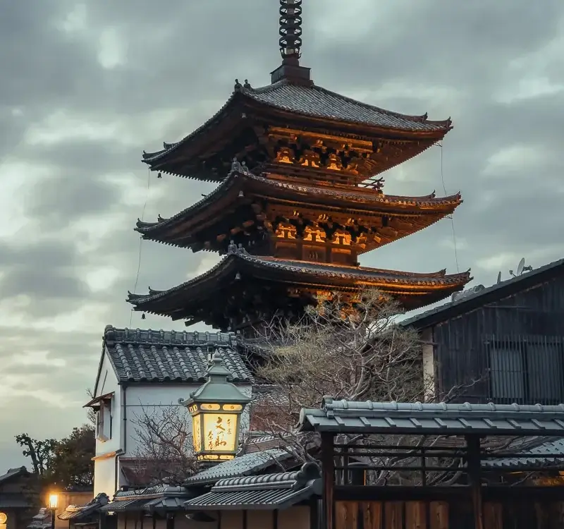 Pagode Yasaka illuminée au crépuscule dans le quartier d'Higashiyama à Kyoto, pendant notre voyage en famille en février